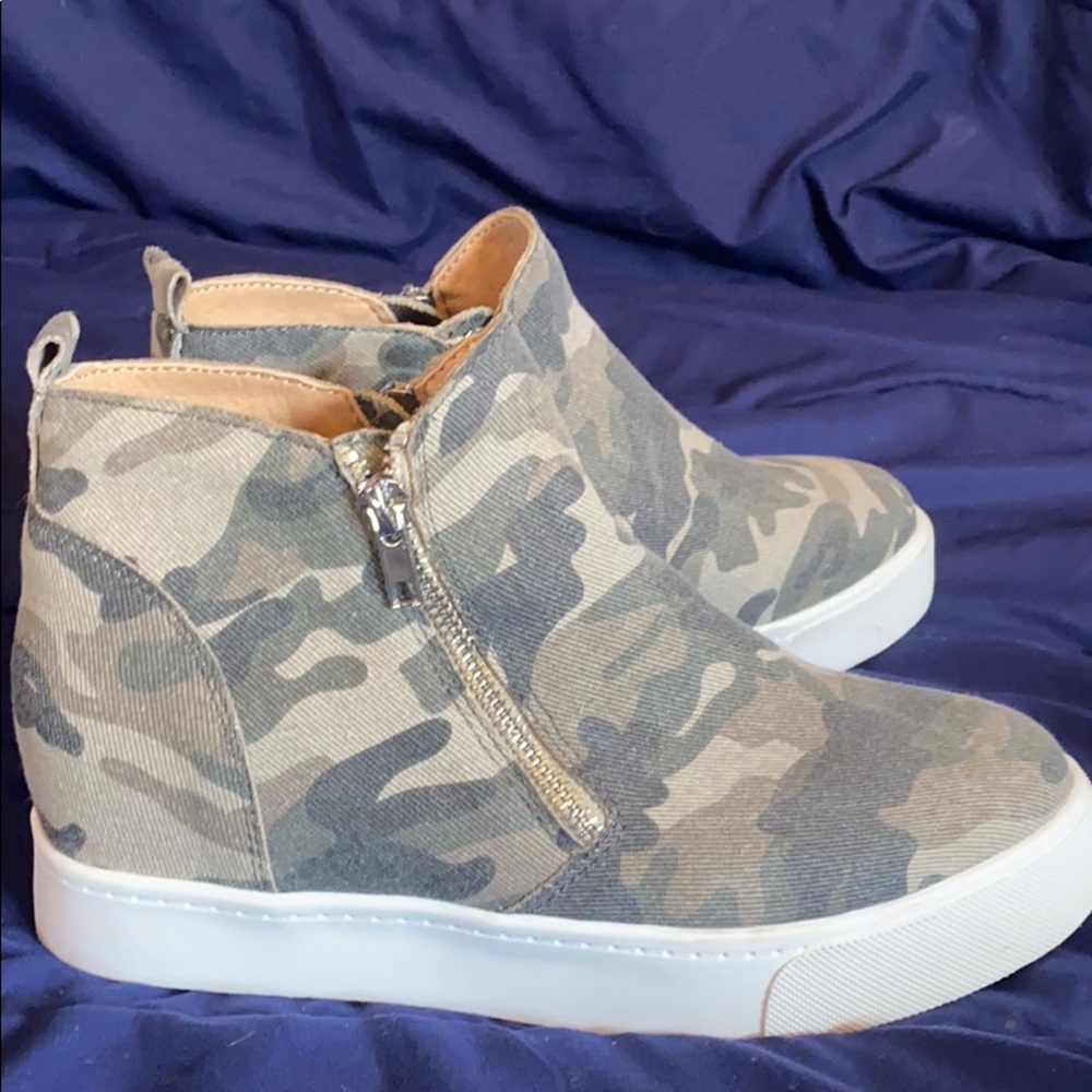 Soda camouflage wedge sneakers